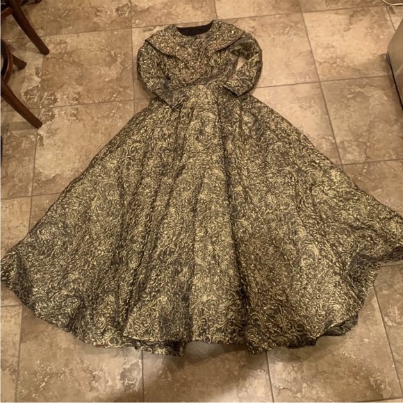 Brocade ballgown - Picture 1 of 8